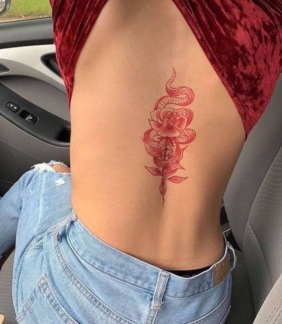 Mulher com maquete de tatuagem nas costas