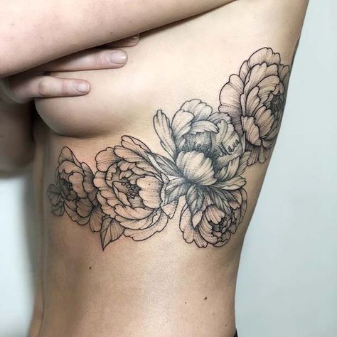 tatuagem de flores sombreada na costela 
