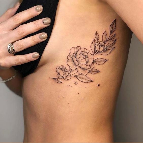tatuagem linha fina de flores na costela 
