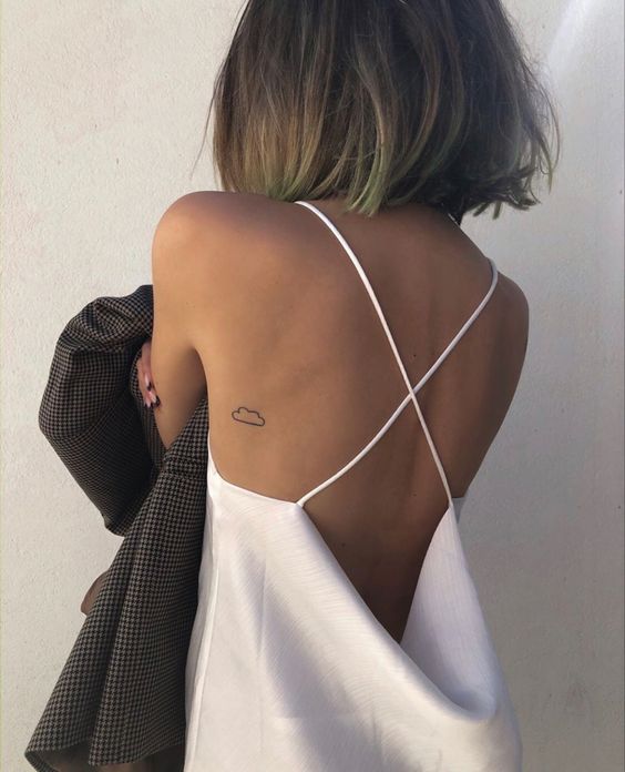 tatuagem delicada nas costas