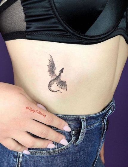 tatuagem de dragão na costela 