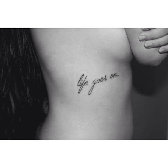 tatuagem palavra life escrita na costela