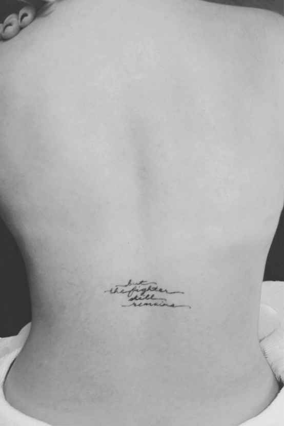 Tatuagem escrita nas costas