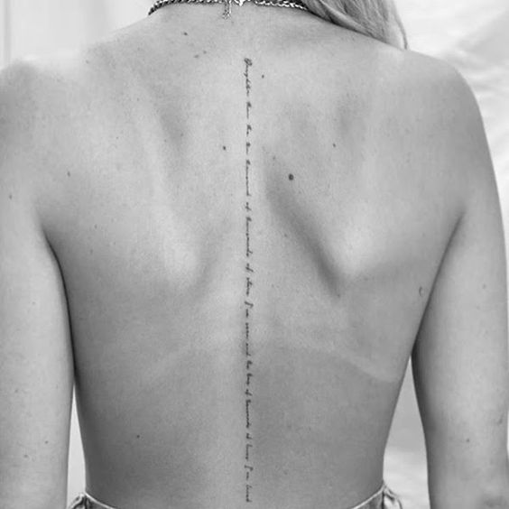 Tatuagem escrita nas costas