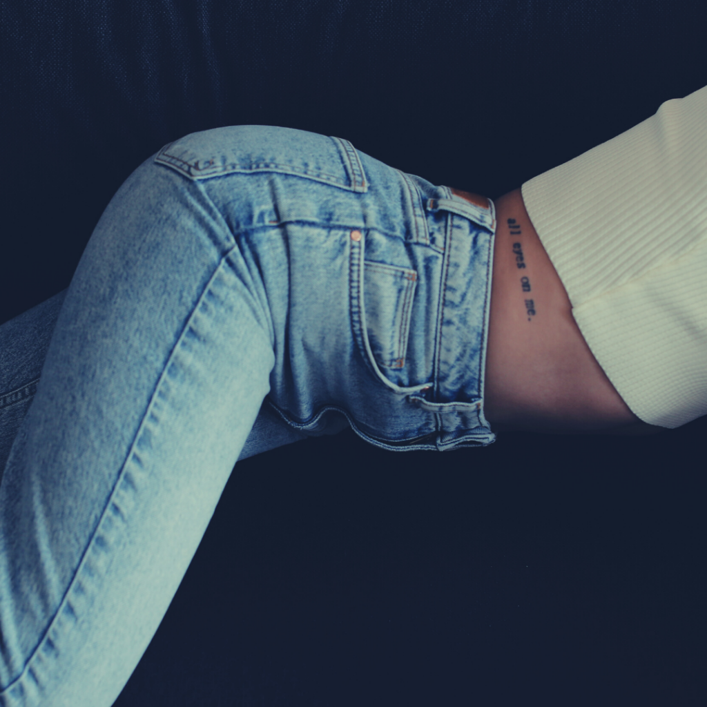 tatuagem-feminina-na-costela