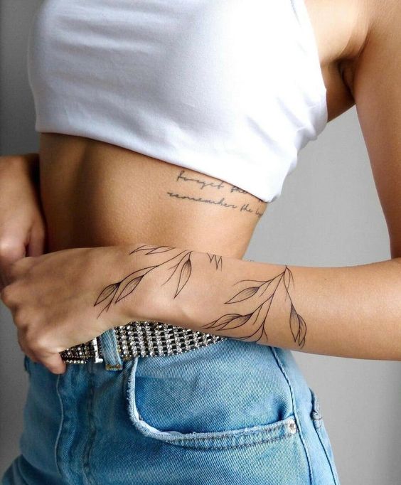 tatuagem escrita na costela