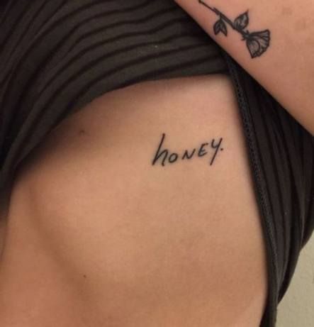 tatuagem honey na costela