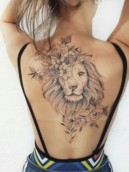 Mulher com maquete de tatuagem nas costas