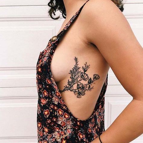 tatuagem de flores com linhas grossas na costela 