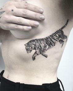 tatuagem onça na costela