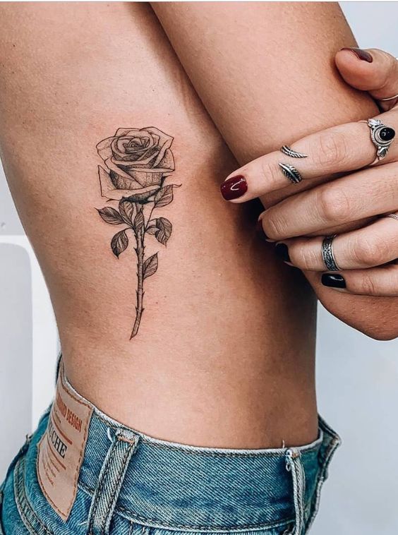 rosa única tatuada na costela