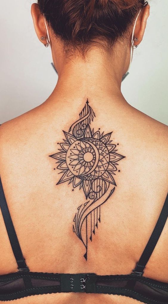 Mulher com maquete de tatuagem nas costas