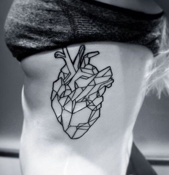 coração realista com formas geométricas na costela