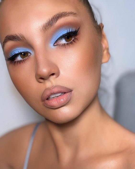 maquiagem colorida com sombra azul