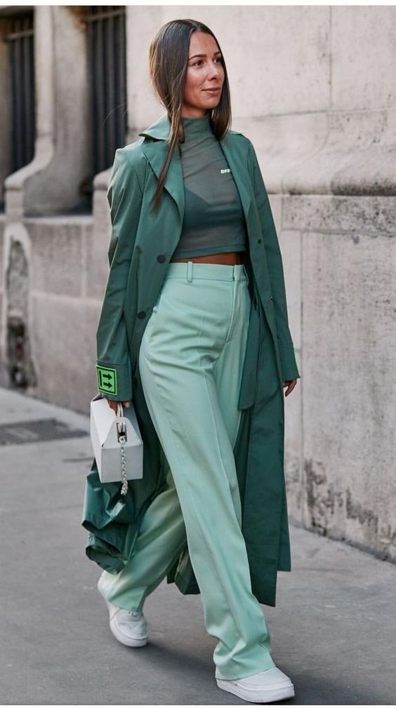 modelo veste combinação em tons de verde 