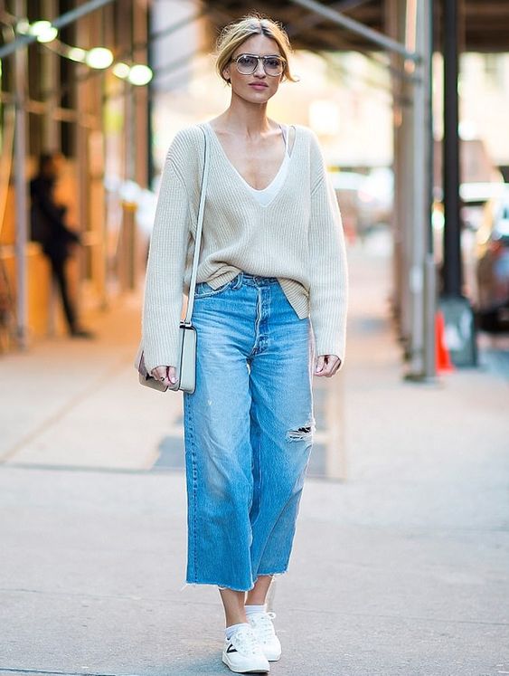 calça jeans pantacourt com blusa de frio leve de tricô