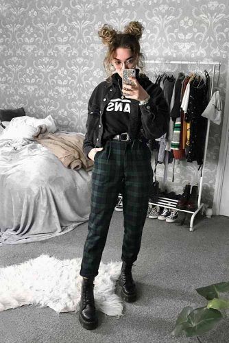 look grunge style - mulher veste calça xadrez, coturno e jaqueta preta