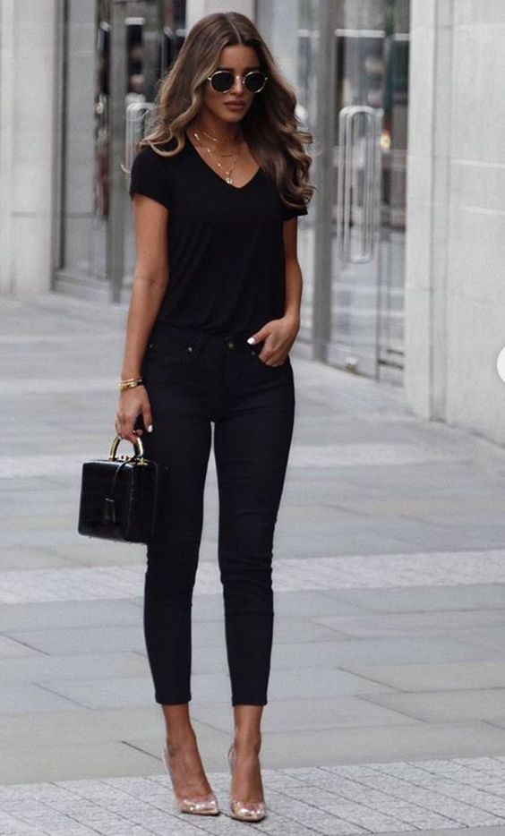 look all black com calçado transparente tendência