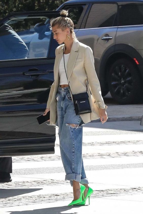 look street style com calça jeans, scarpin e blazer