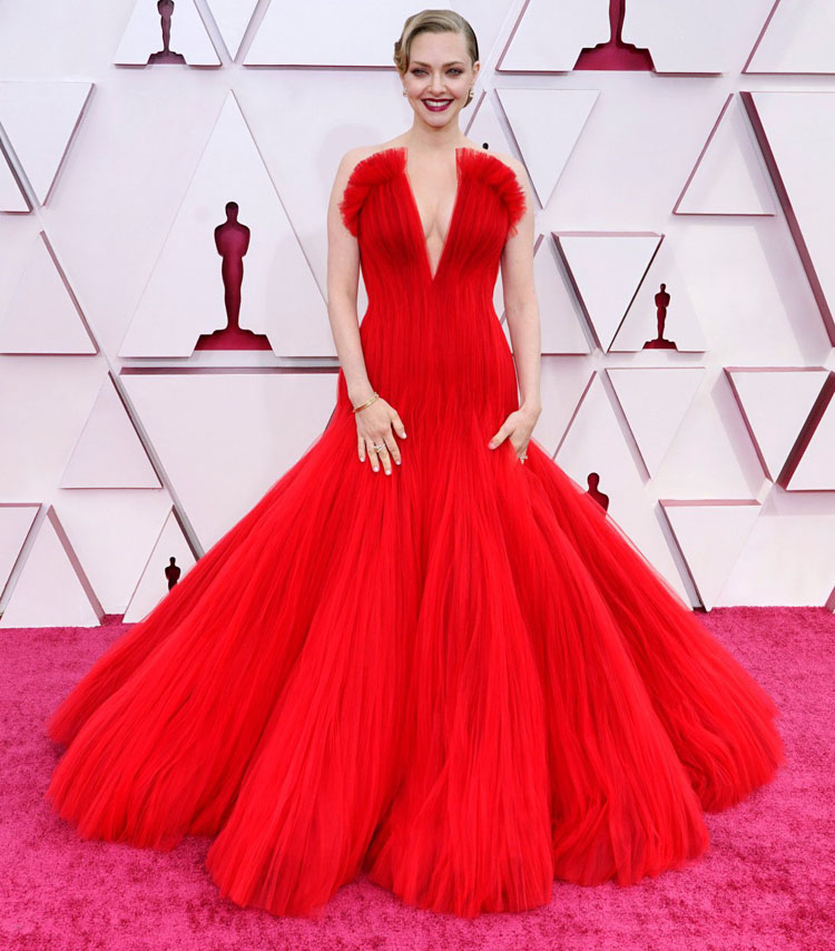 Look Amanda Seyfried no tapete vermelho do oscar 2021 vestido vermelho com decote e bastante volume