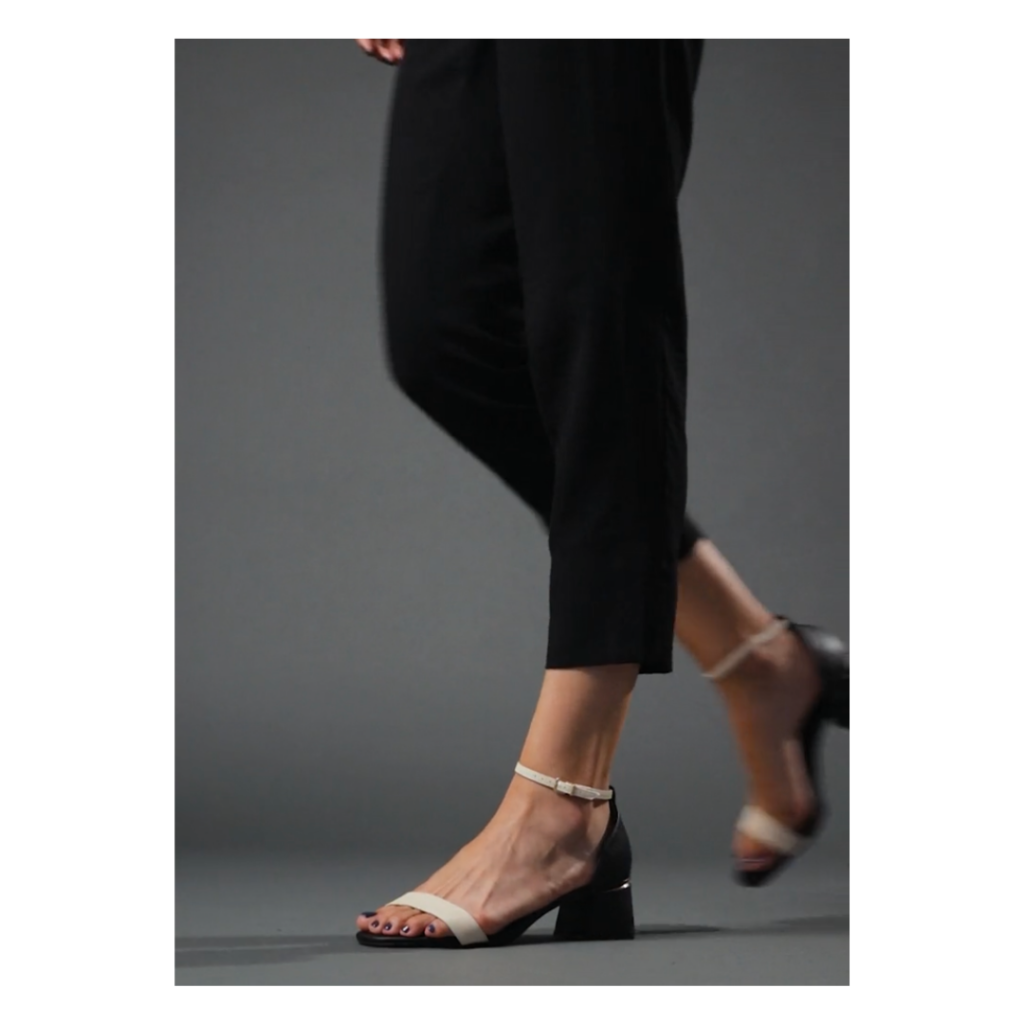 sandália salto baixo preto e branco combinada com calça preta 