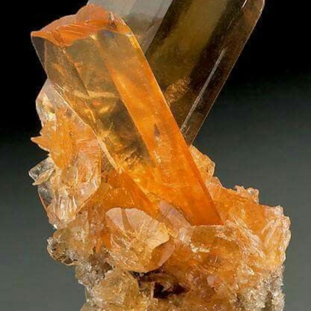 um cristal de Citrino na forma natural 