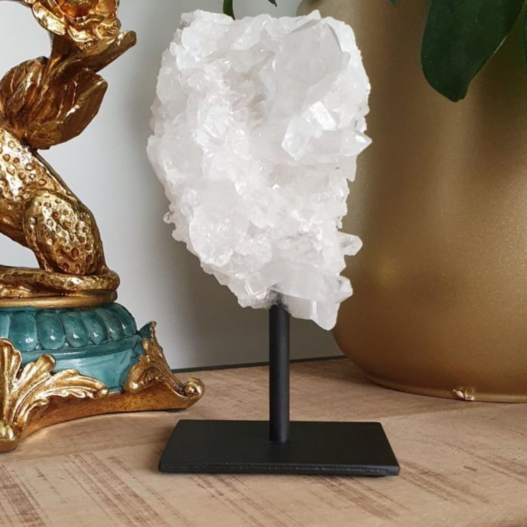 Imagem de uma pedra de Quartzo Branco sobre um pedestal preto