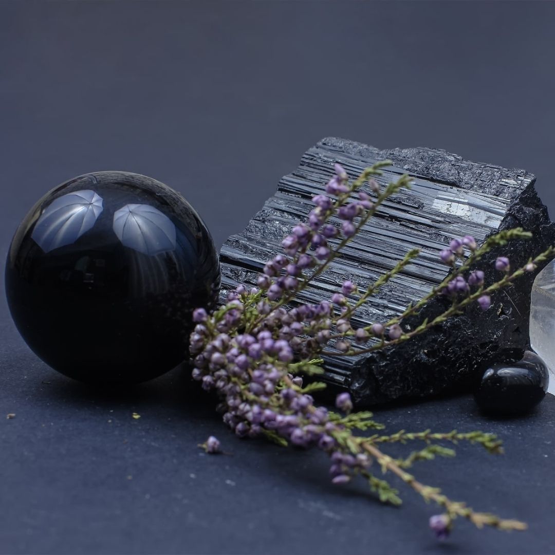 Pedra de cristal turmalina negra com ramo de flores
