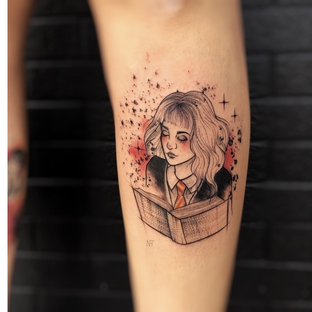Tatuagem no braço feminino  uma garota lendo um livro