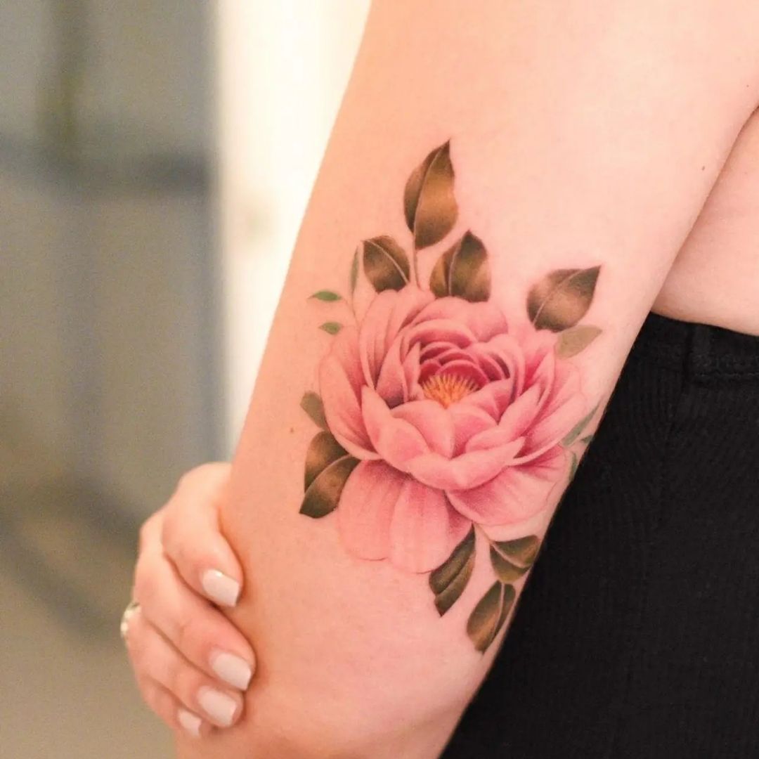 Tatuagem feminina floral aquarela