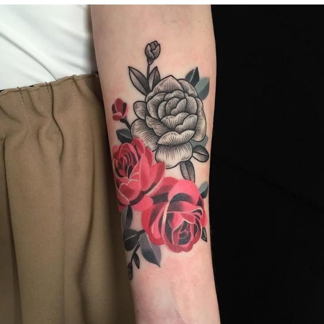 Tatuagem floral realismo no braço feminino 