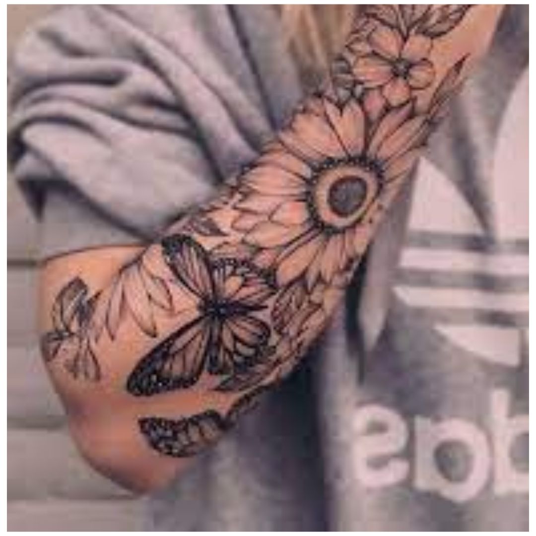 Tatuagem feminina no braço com flores