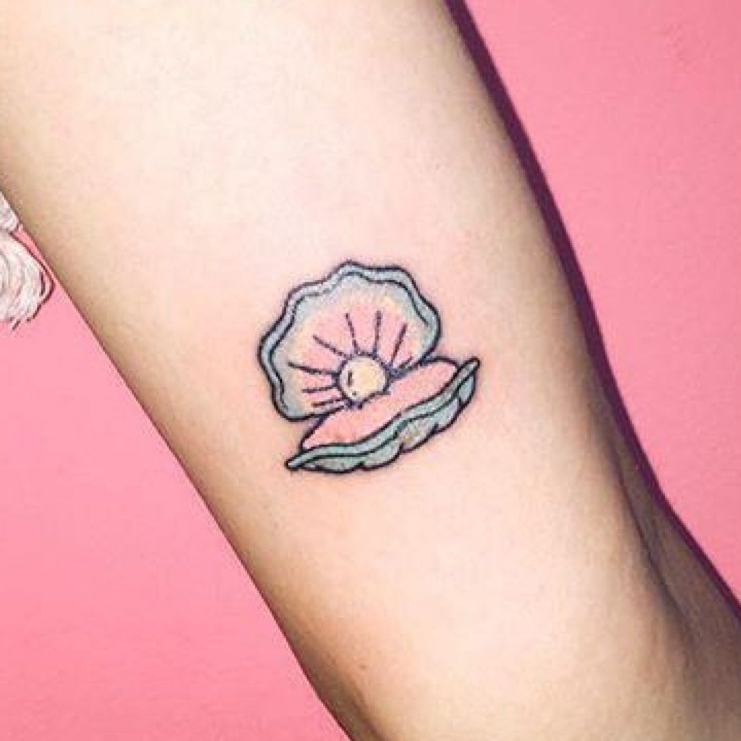 Tatuagem pequena no braço feminina 