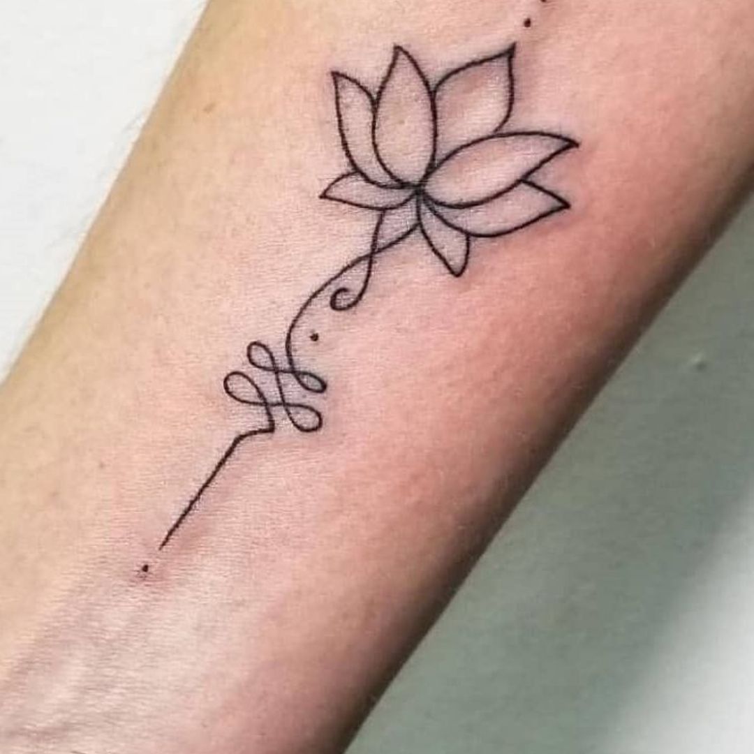 Tatuagem de uma flor de lótus pequena 