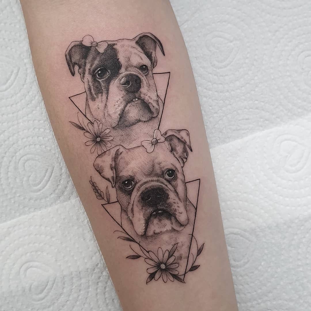 Tatuagens de dois cachorros com clores e laços.