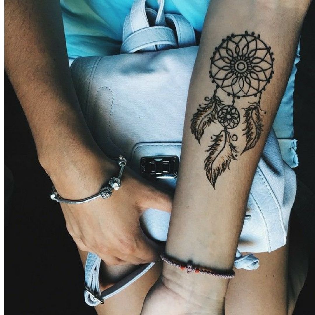 Tatuagem feminina do filtro dos sonho  no braço