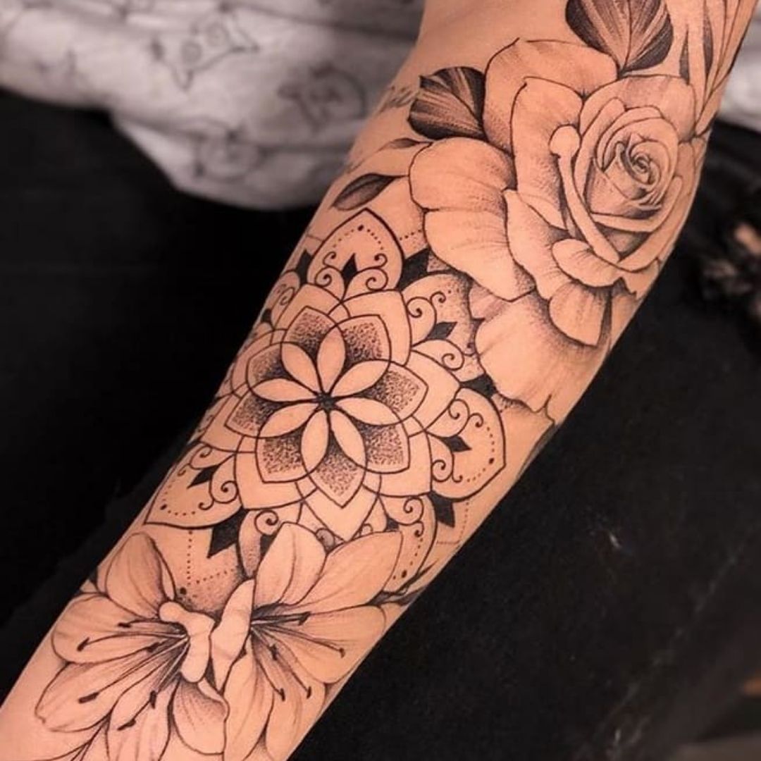 Tatuagem no braço com rosas e folhas no estilo assimétrica.