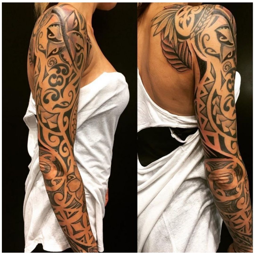 Tatuagem em maori no braço todo de uma mulher de branco