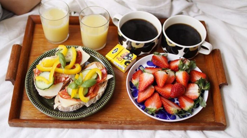 Ideias Para Comemorar o Dia dos Namorados, Bandeja de café na cama  com frutas