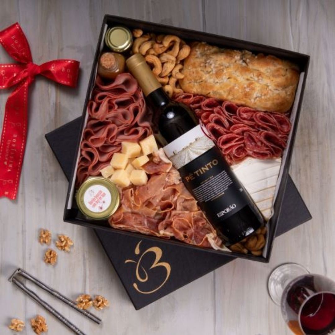 Ideias Para Comemorar o Dia dos Namorados, kit surpresa com vários tipos de frios, pão e um vinho de  presente