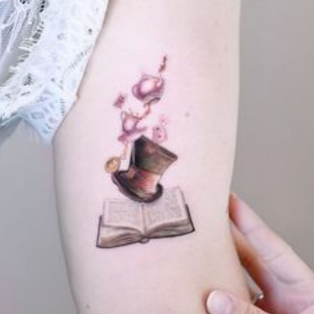 Tatuagem da cartola do chapeleiro maluco no braço