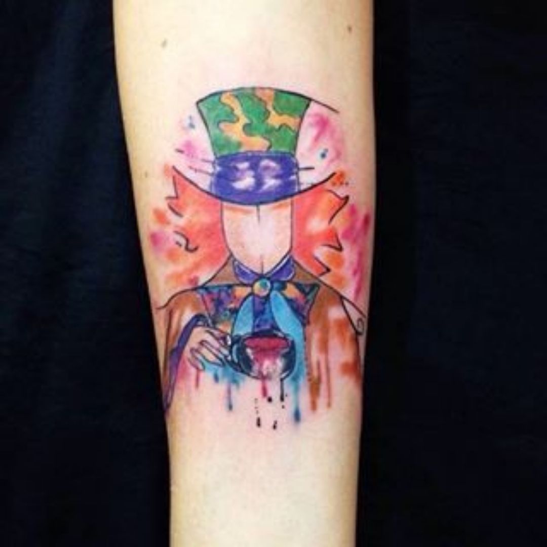 tatuagem colorida do chapeleiro maluco
