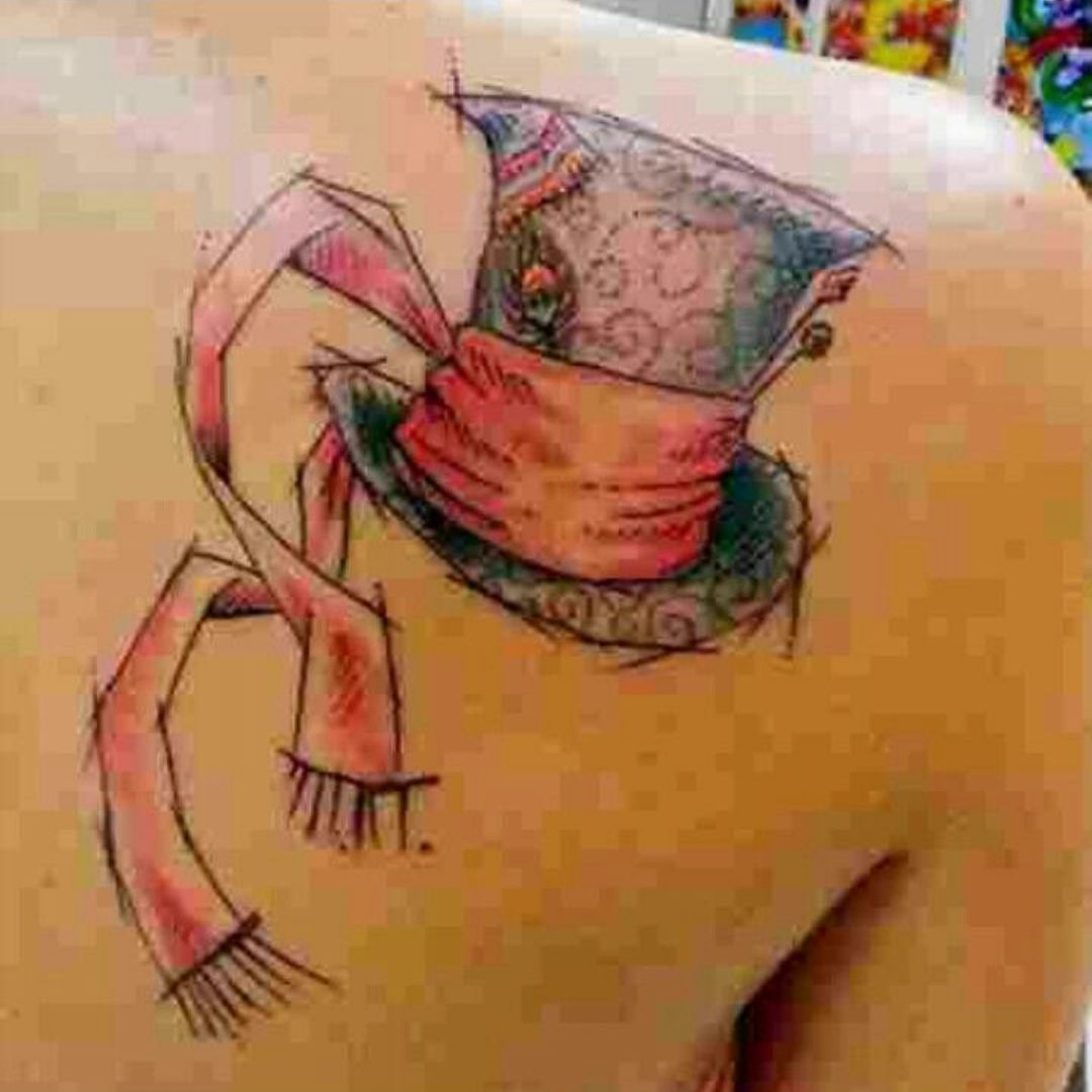 Foto de tatuagem nas costas de um chapéu do chapeleiro maluco