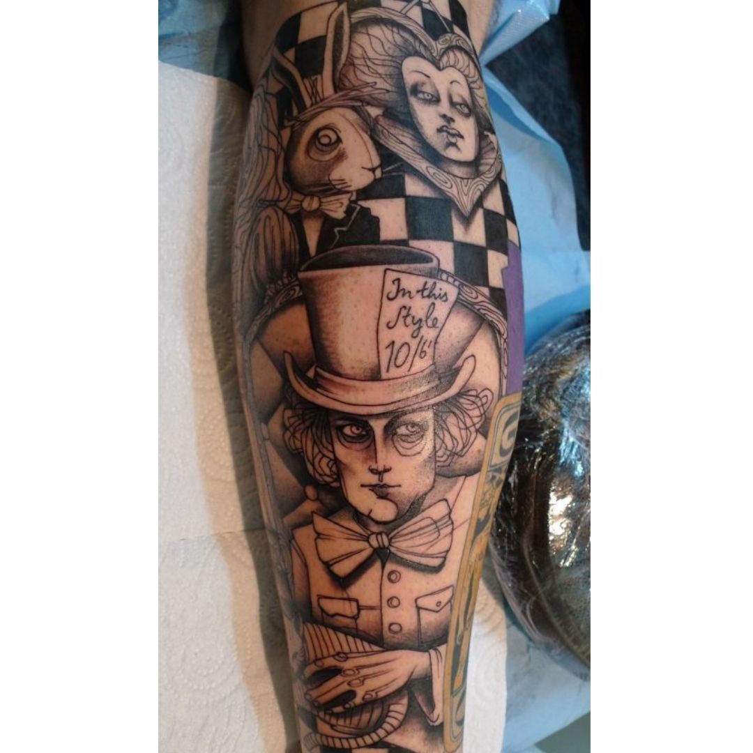 tatuagem no braço personaliza do chapeleiro maluco e a rainha de copa