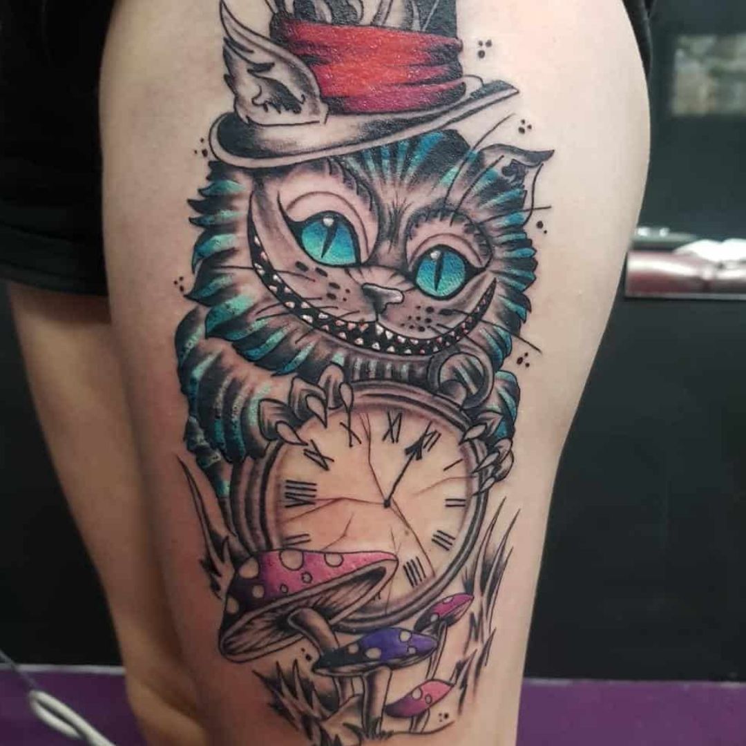 Tatuagem na coxa do gato Cheshire