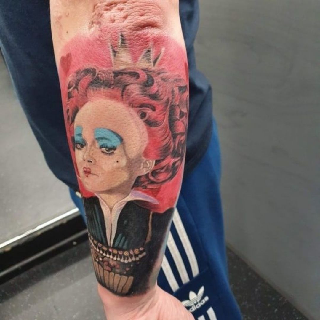 Tatuagem no braço da rainha de copas