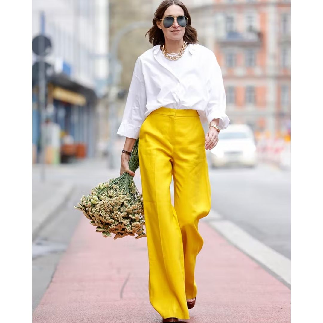 Mulher andando na rua  com uma roupar cor amarelo  Cores do inverno