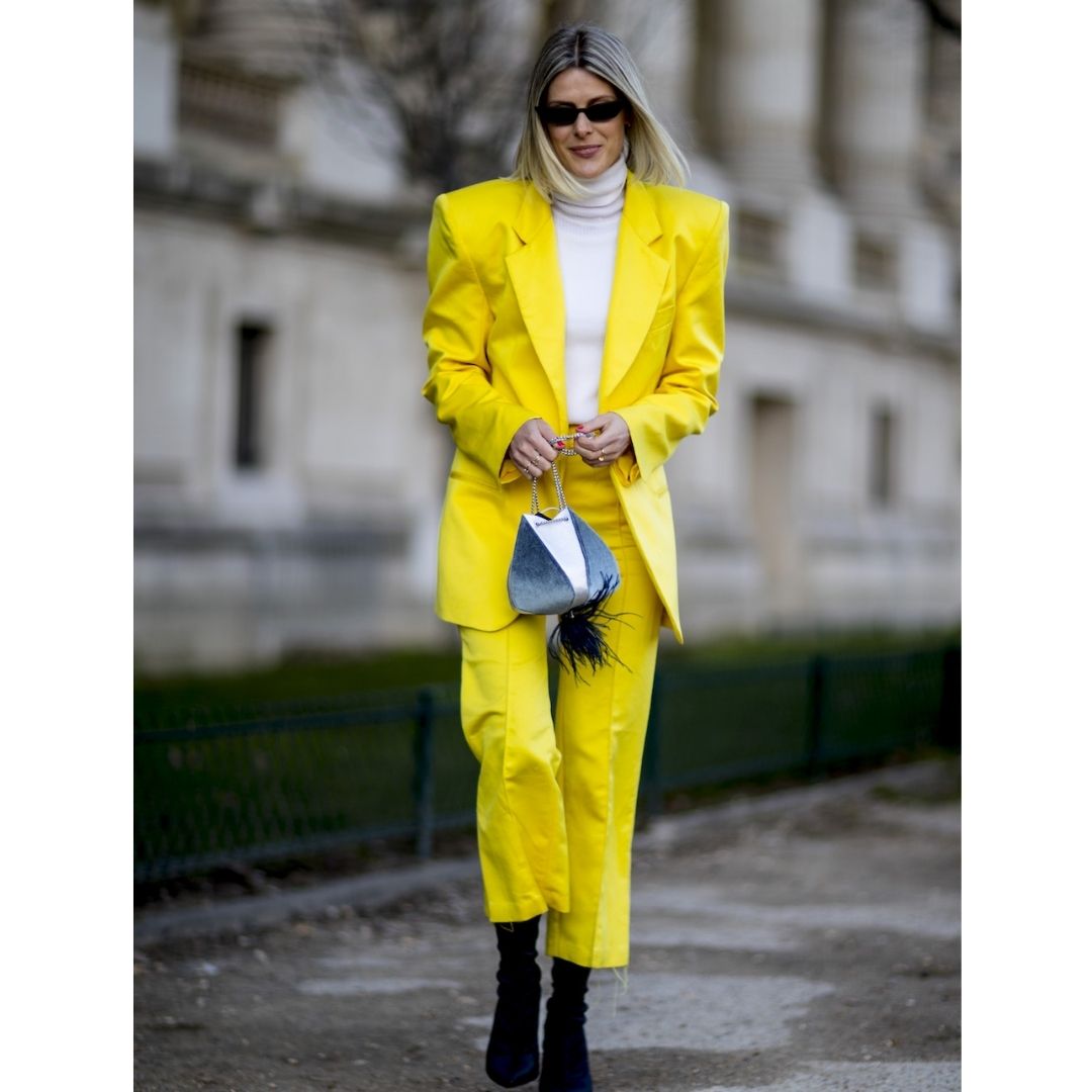 Mulher andando na rua  com uma roupar cor amarelo  Cores do inverno