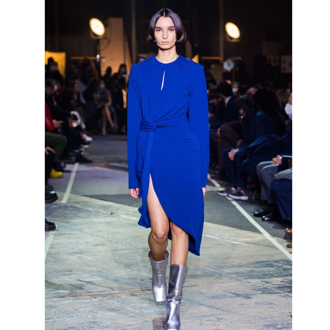 modelo desfilando  com um vestido na cores do inverno azul profundo 