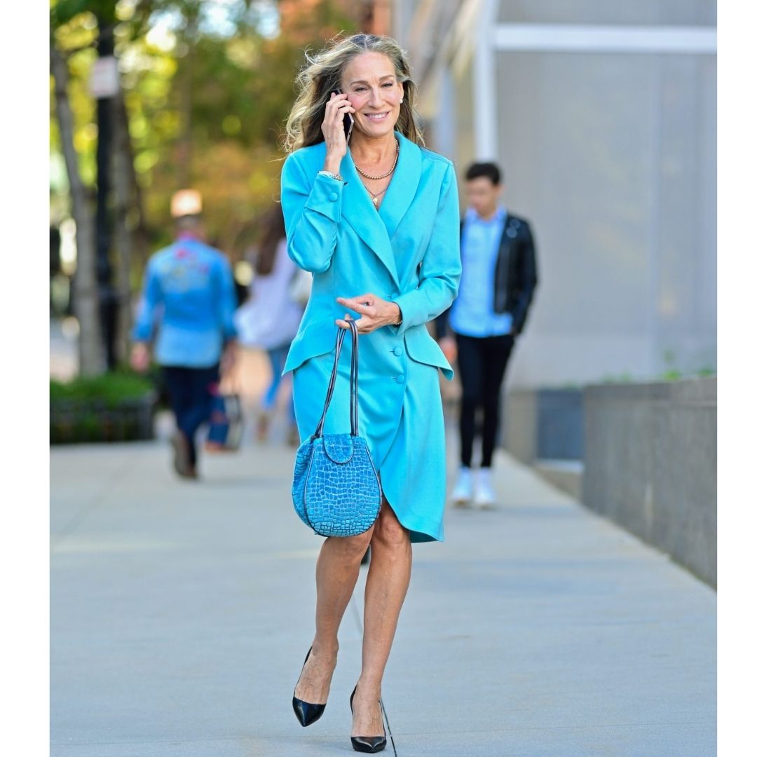 Mulher andando na rua  com um vestido na cor azul cores do inverno  